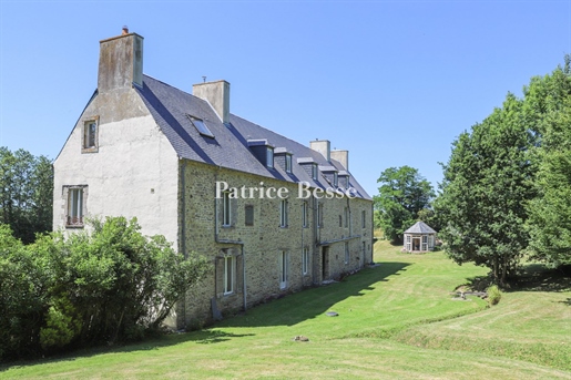 In de Bessin, tussen de Manche en de Calvados, een herenhuis en zijn bijgebouwen, op bijna