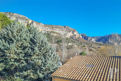 Commercial premises with three flats on 750 m² of grounds on the edge of a typical Verdon village.
