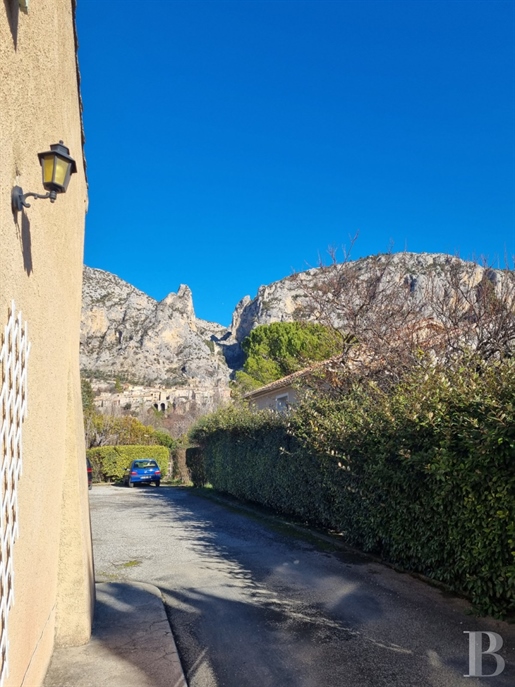 Commercial premises with three flats on 750 m² of grounds on the edge of a typical Verdon village.
