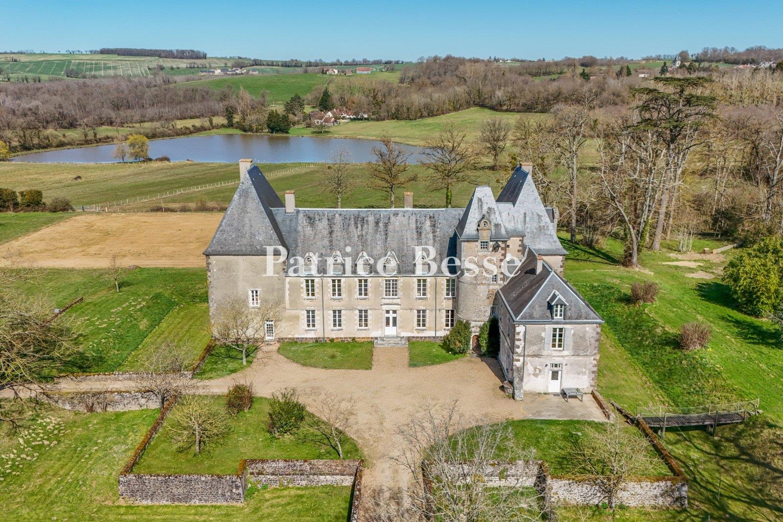 A chateau from the 16th and 18th centuries and a collection of listed buildings with 78 hectares of