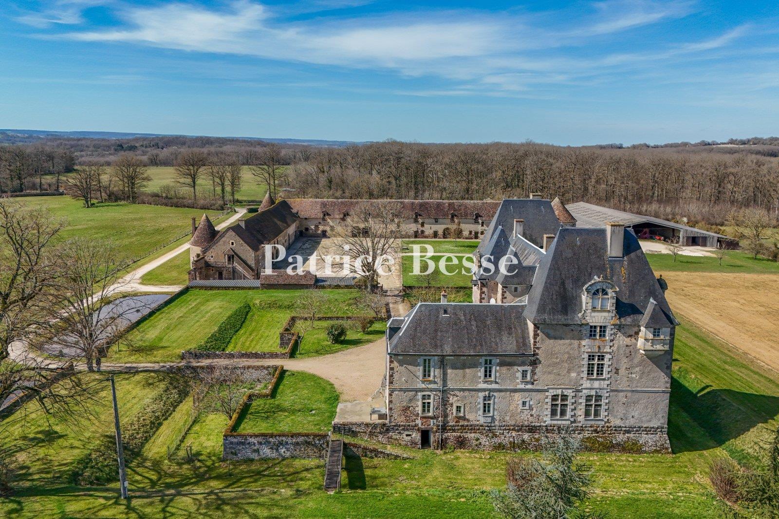 A chateau from the 16th and 18th centuries and a collection of listed buildings with 78 hectares of