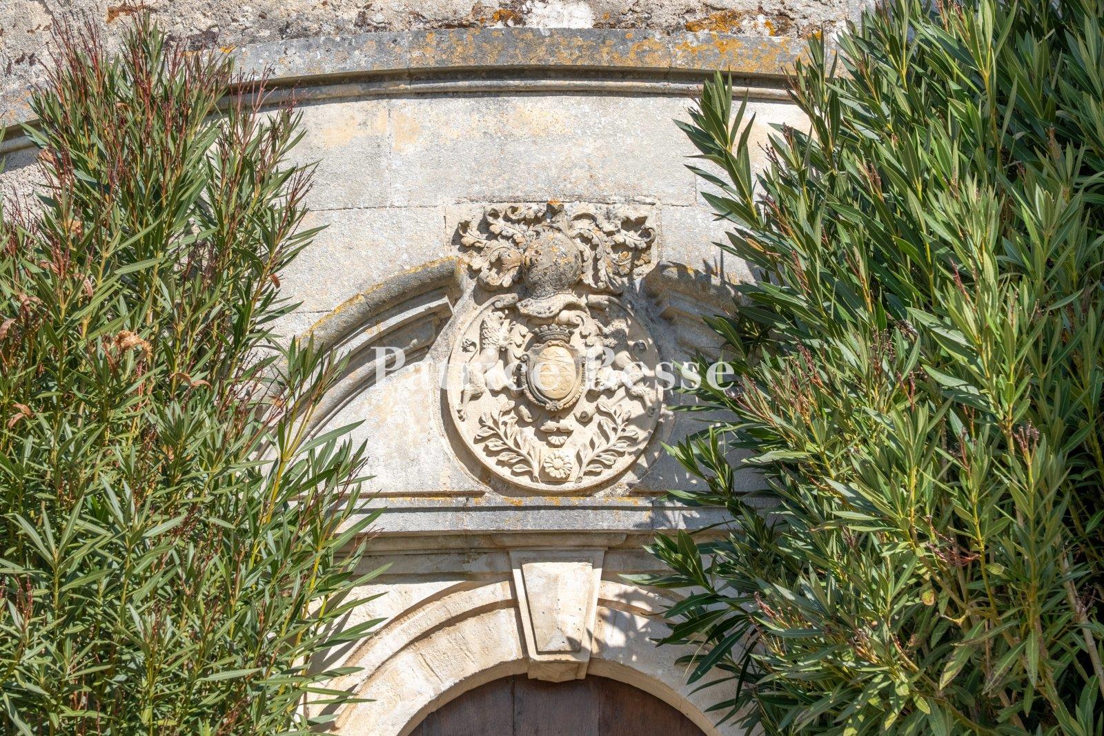 A chateau from the 16th and 18th centuries and a collection of listed buildings with 78 hectares of