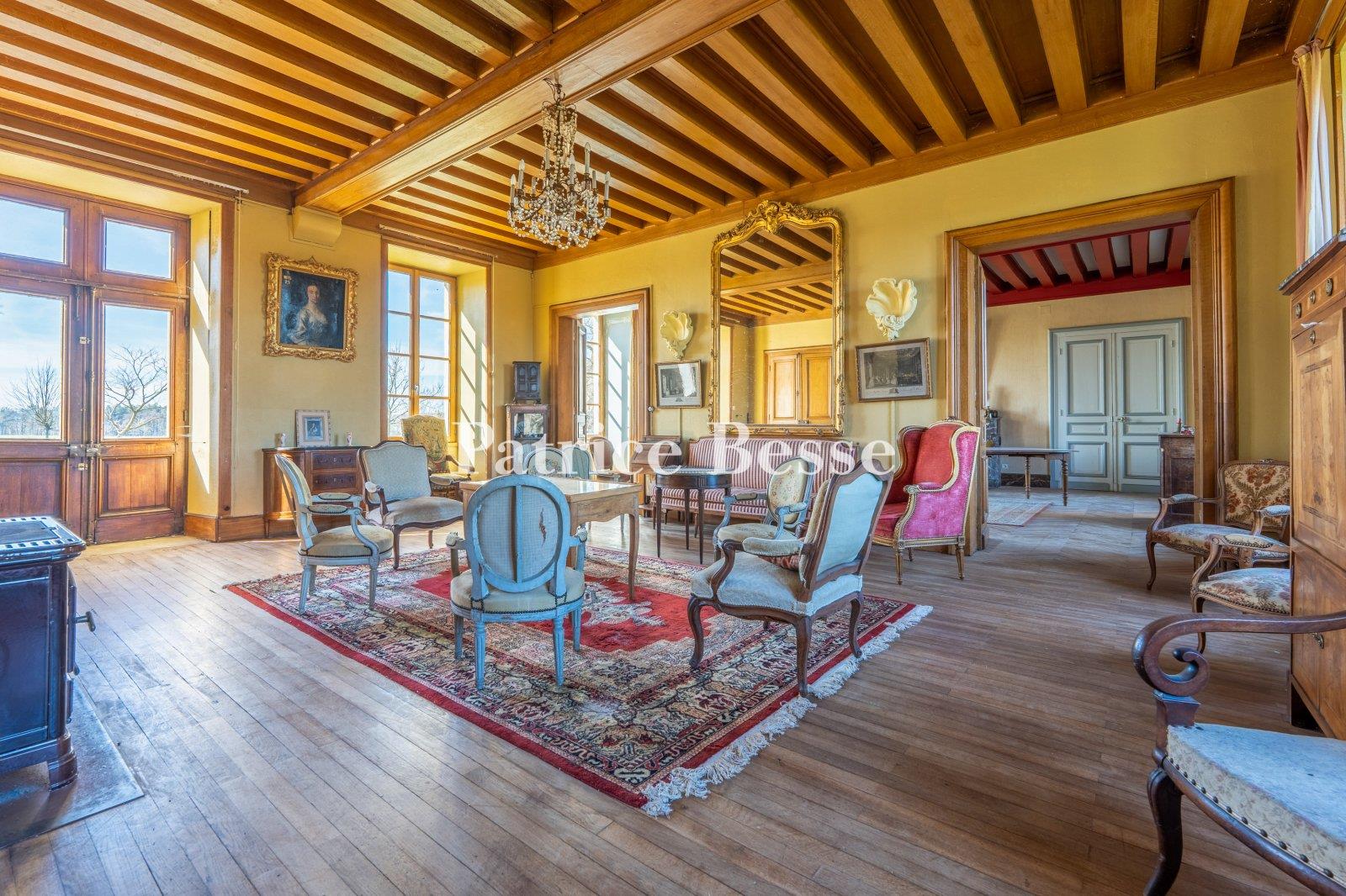 A chateau from the 16th and 18th centuries and a collection of listed buildings with 78 hectares of