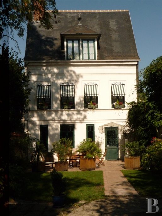 À 112 km de Paris, une demeure historique de ville de province du début du 19e s sur un terrain d'en