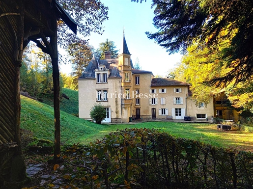Au nord-ouest de l'Isère, dans son manteau verdoyant, un château du 19e s et son parc de 14,5 ha.