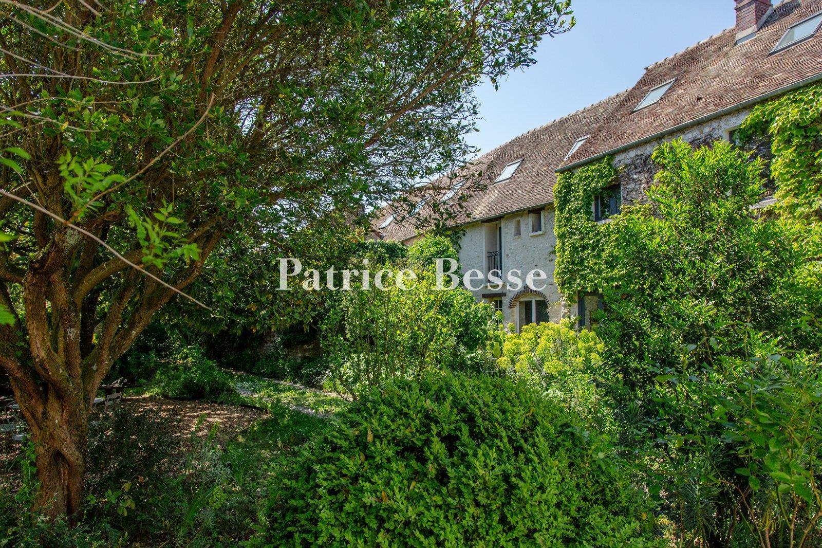A house with a garden and an outbuilding, in the heart of a medieval village in the Yvelines area.