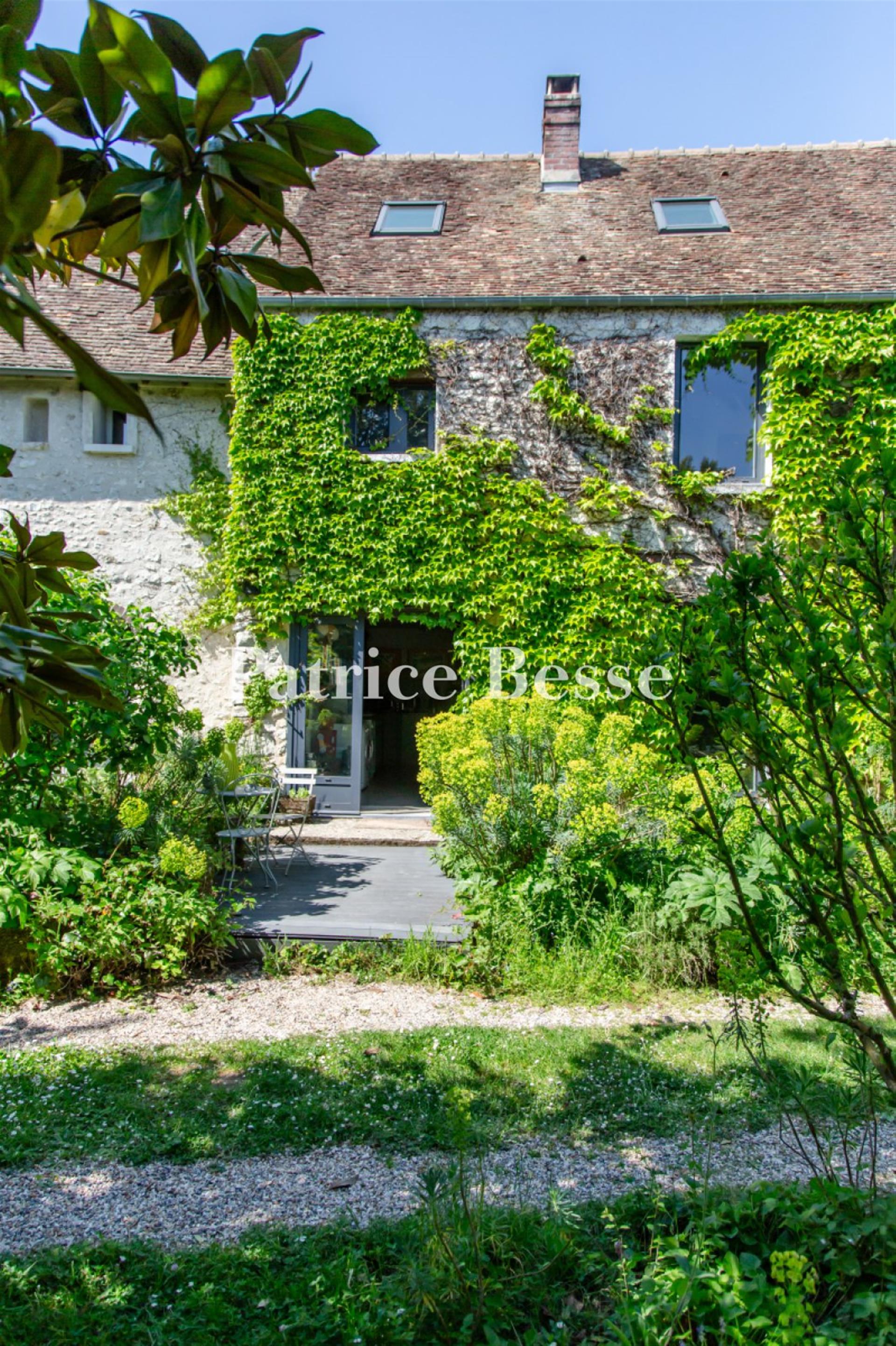 A house with a garden and an outbuilding, in the heart of a medieval village in the Yvelines area.