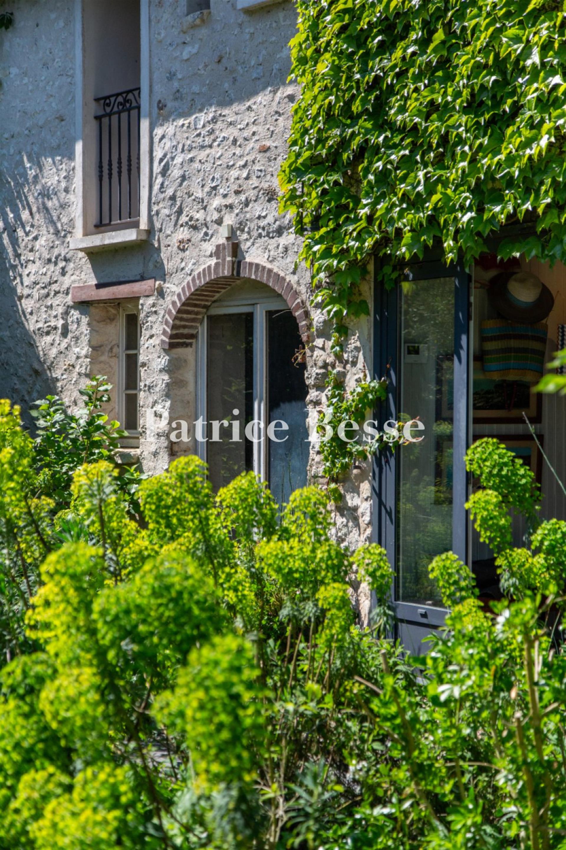 A house with a garden and an outbuilding, in the heart of a medieval village in the Yvelines area.