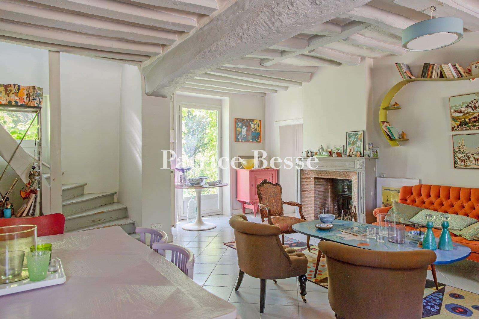 A house with a garden and an outbuilding, in the heart of a medieval village in the Yvelines area.