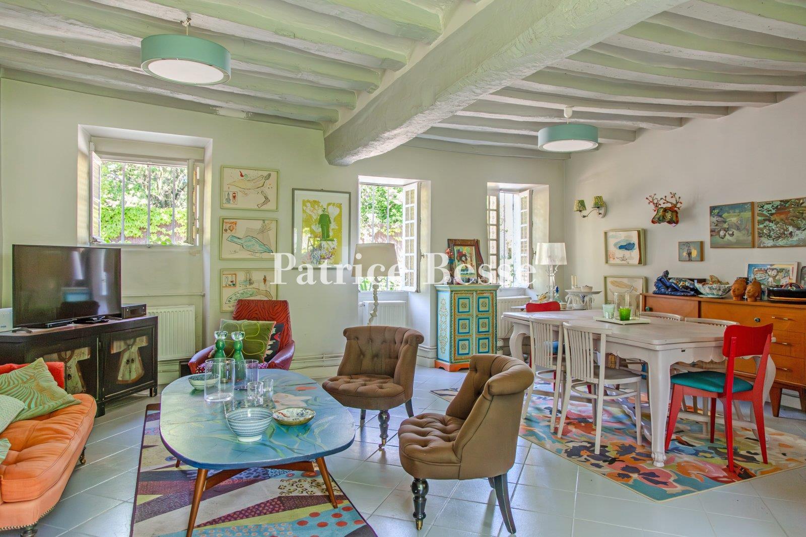 A house with a garden and an outbuilding, in the heart of a medieval village in the Yvelines area.