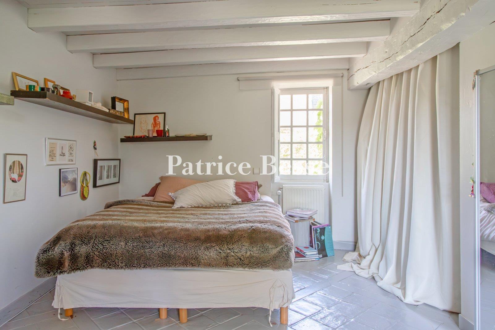 A house with a garden and an outbuilding, in the heart of a medieval village in the Yvelines area.