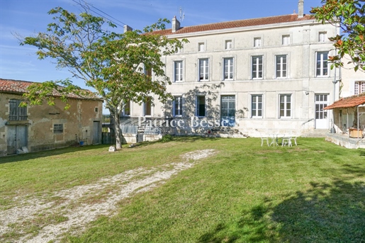 Een half uur van Angoulême, in de Charente Toscane, een 19e-eeuws herenhuis om te renoveren en zijn