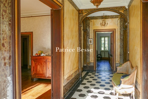 À une demi-heure d'Angoulême, en Toscane charentaise, une maison de maître du 19e s à rénover et ses