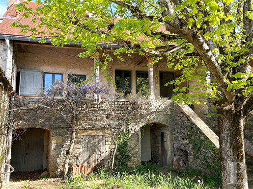 Au sud de la Bourgogne, deux traditionnelles maisons de village avec galerie et potager.
