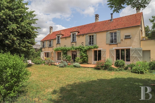 À 2h de Paris, en Bourgogne, dans l'Yonne, un cottage champêtre entouré d'un parc luxuriant.