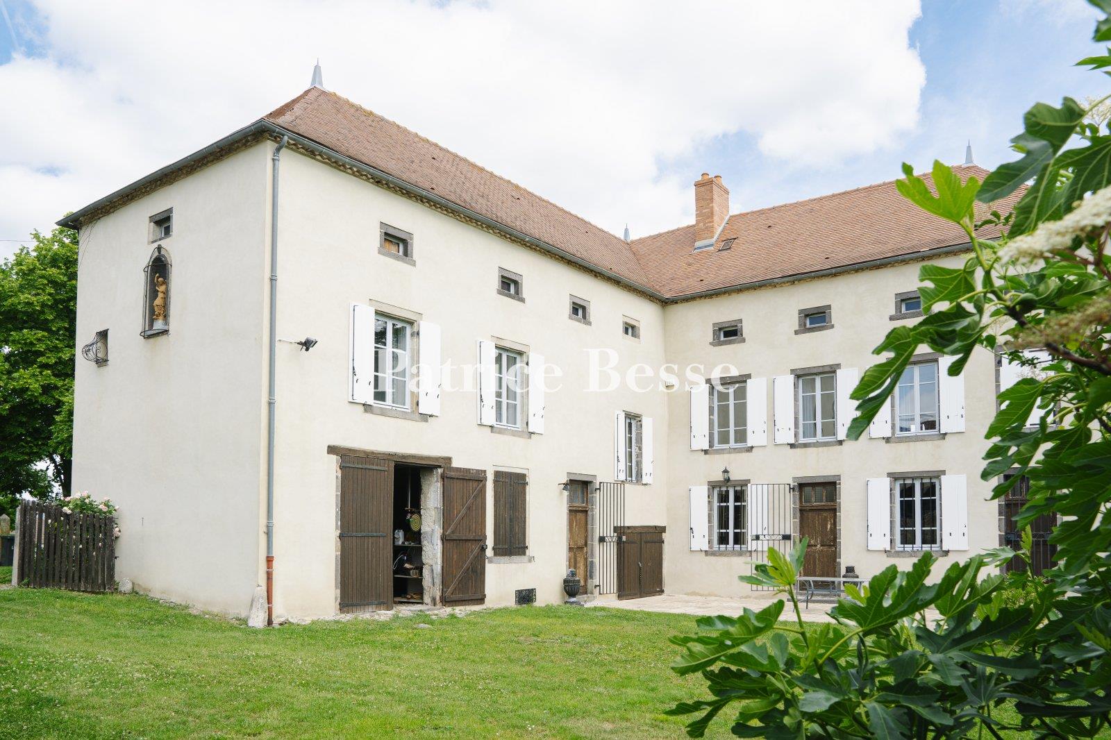 Dans le nord du département du Puy-de-Dôme, un château établi au centre d'un terrain de 5 ha.