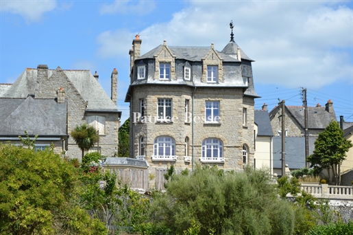À Dinan, proche du château, l'ancienne maison de Roger Vercel, prix Goncourt 1934.