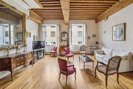 A 131 m² flat on the 2nd floor of an old building with lift, close to Rue de la République and the O