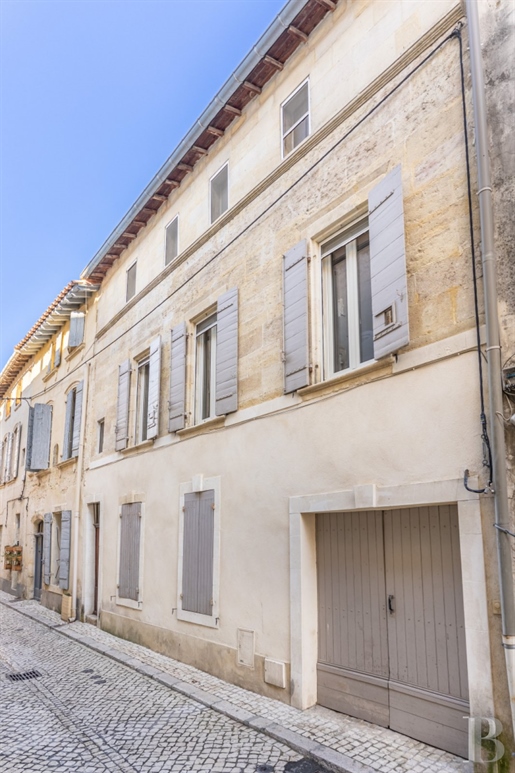 Tra Arles e Avignone, una casa di paese del 19° secolo di 280 m², con il suo cortile giardino e la 