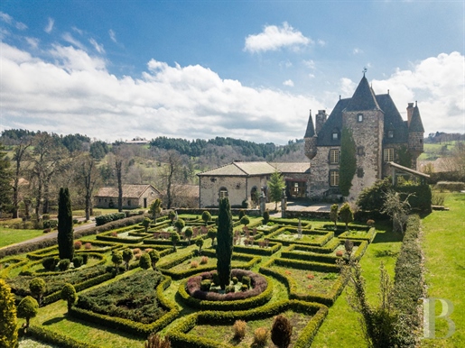 In een stad van kunst en geschiedenis van Cantal, een kasteel ingeschreven Mh en zijn Franse tuin, 