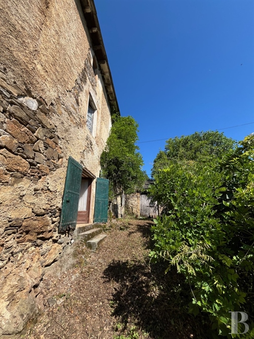 Dans le Tarn, non loin de Lacaune, une ferme et ses dépendances, à rénover entièrement, sur 2,5 ha d