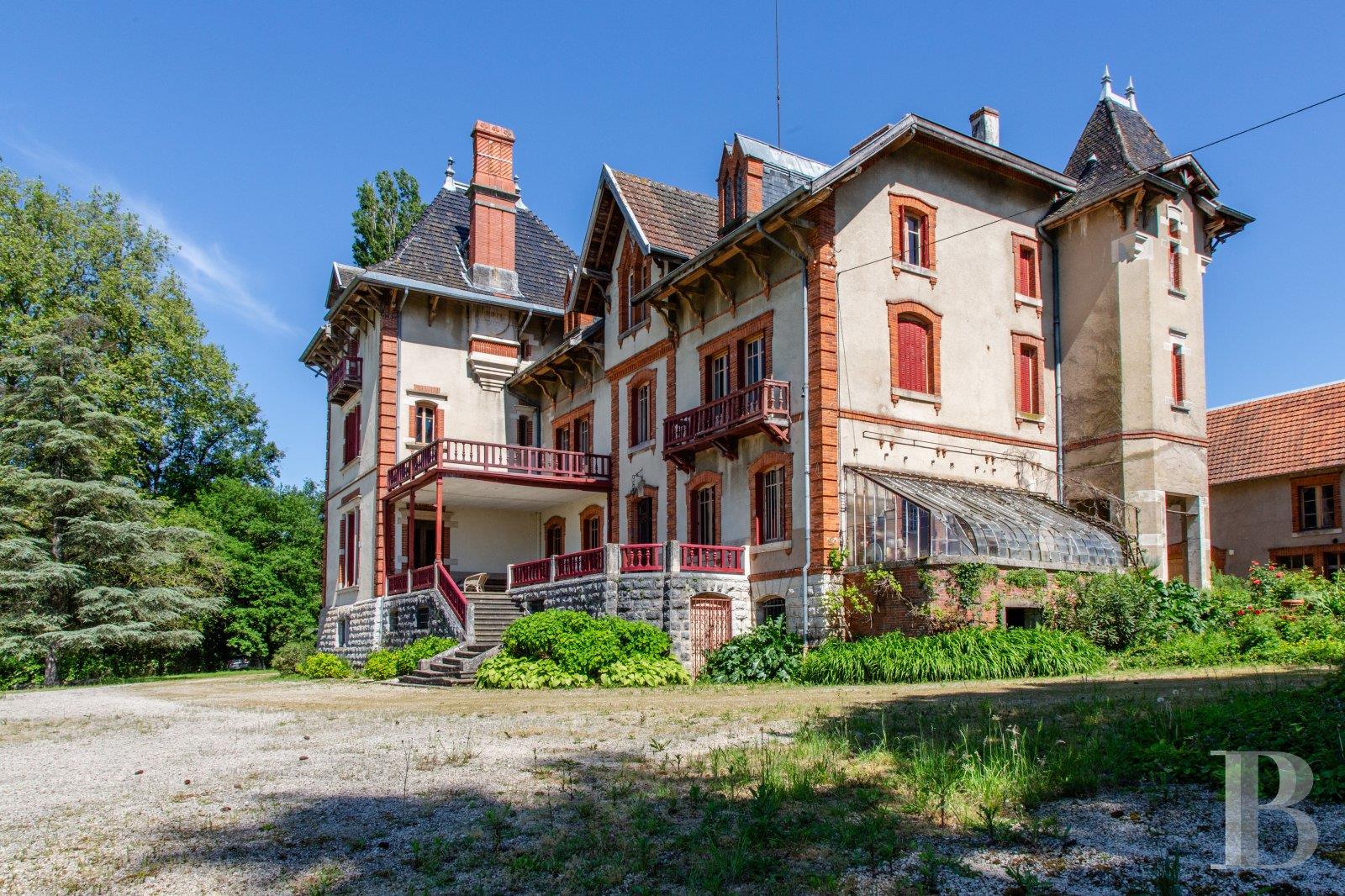 A villa with Art Nouveau interior décor and outbuildings on approximately 5 hectares of grounds, nes