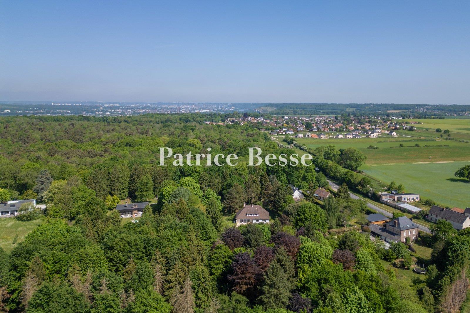 A comfortable house from the 1960s on a large wooded property, perched on a plateau overlooking the