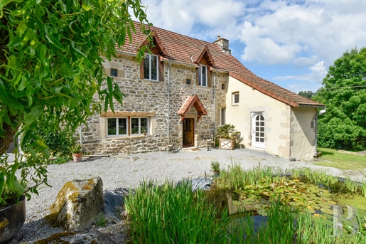 Am Rande eines Dorfes im Süden der Creuse befindet sich ein Bauernhaus mit seinen beiden Nebengebäu