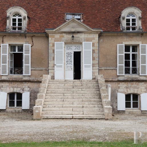 In de Nièvre, tussen Puisaye en Morvan, een imposant 18e-eeuws kasteel, zijn tuin, zijn bijgebouw