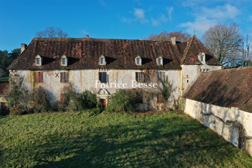 En Dordogne, proche de Périgueux, en position dominante au centre de ses terres, un château du 17e s