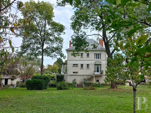 Dans la vallée de l'Indre, proche de Tours, une villa Art déco de 1939 et son jardin de 4 200 m².