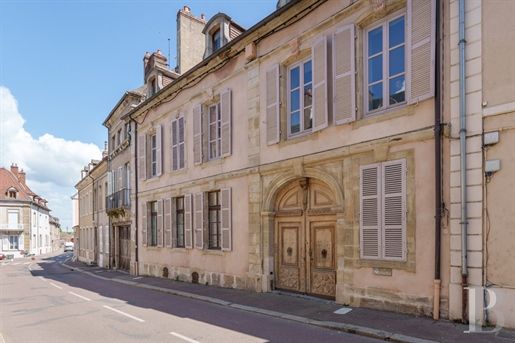 In Bourgondië, in het hart van Autun, een 18e-eeuws herenhuis om te renoveren.