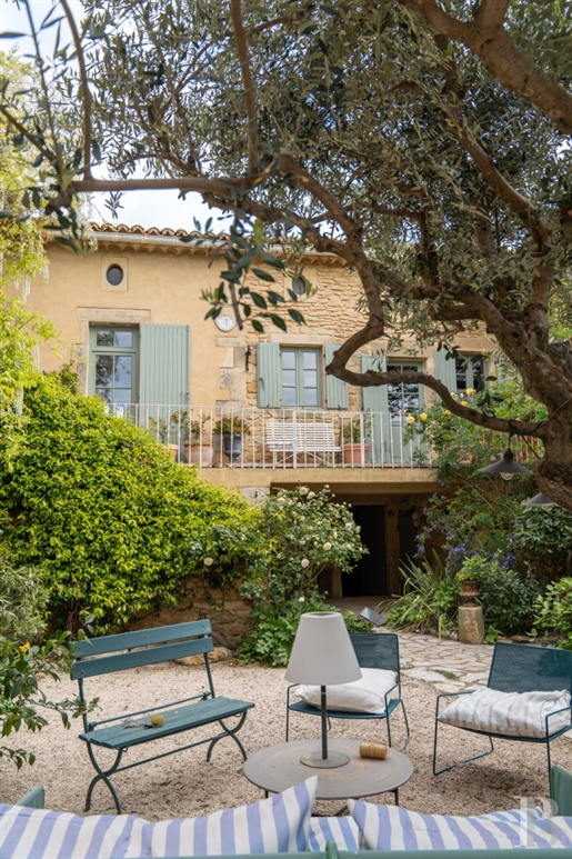 À Sabran, dans le Gard provençal, un ancien clos de ferme dans un hameau, ses cours, son jardin et s