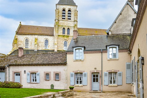 In de Loiret, in het hart van een dorp, aan de rand van het bos van Orléans, een 18e-eeuwse residen