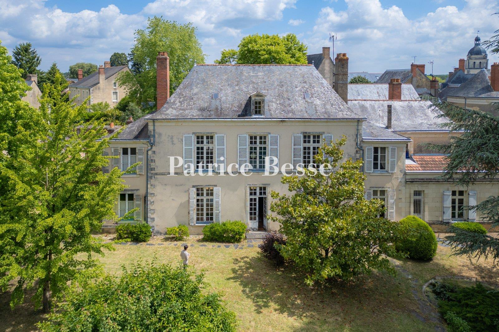 En Anjou, en el centro de una ciudad histórica con un rico patrimonio edificado, una propiedad burg
