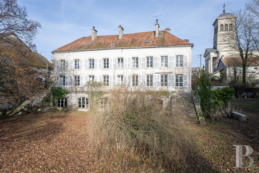 En Haute-Bourgogne, au nord de la Côte-d'Or, une propriété de campagne de 8 600 m² au sein du Parc n