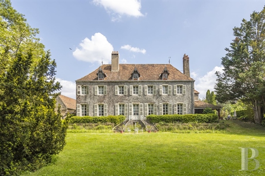 An early 19th century manor house with grounds of almost 5,000 m², thirty minutes from Beaune.