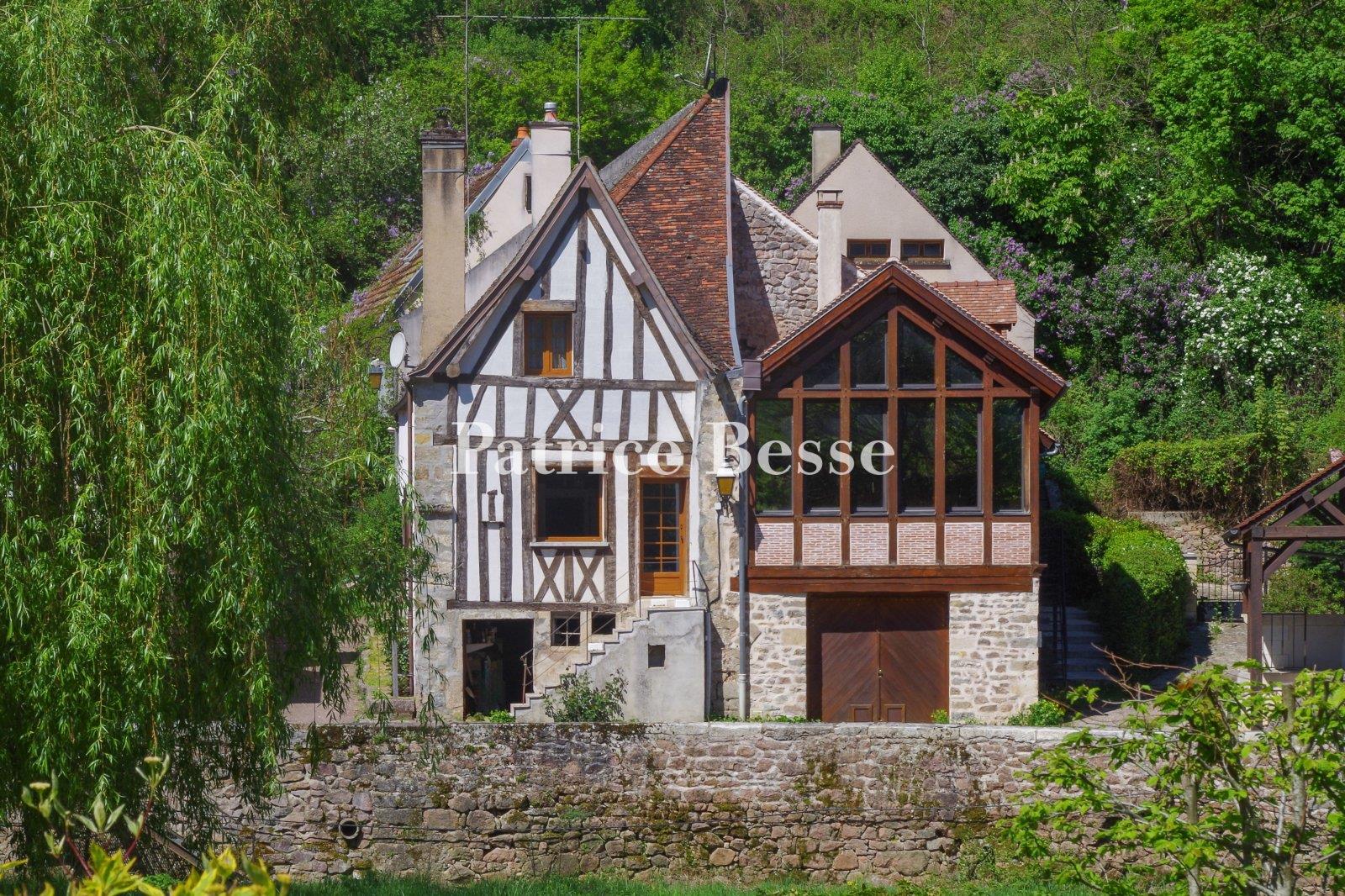 Au pied des emblématiques remparts médiévaux de Semur-en-Auxois, une maison d'architecte au coeur ce