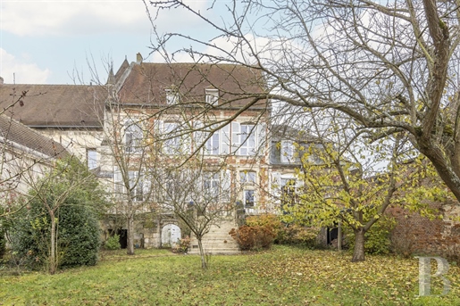 A 17th century townhouse opposite Noyon cathedral, 1 hour 30 minutes from Paris.
