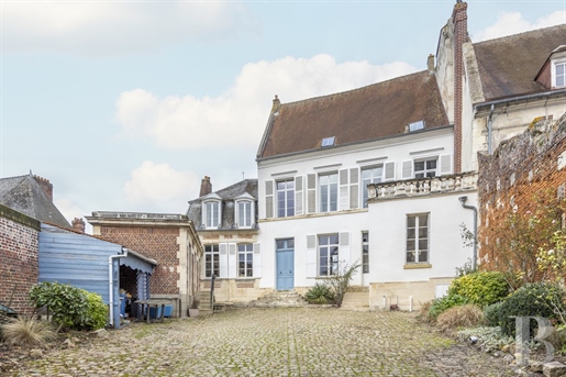 A 17th century townhouse opposite Noyon cathedral, 1 hour 30 minutes from Paris.