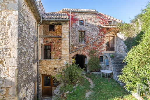 In een gehucht in de Gard, tussen de Cèze en de Ardèche, domineert een oud castrum de horizon tot a