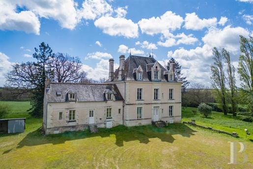 Entre Châtellerault et La Roche-Posay, sur une éminence, une maison de maître avec de grandes dépend