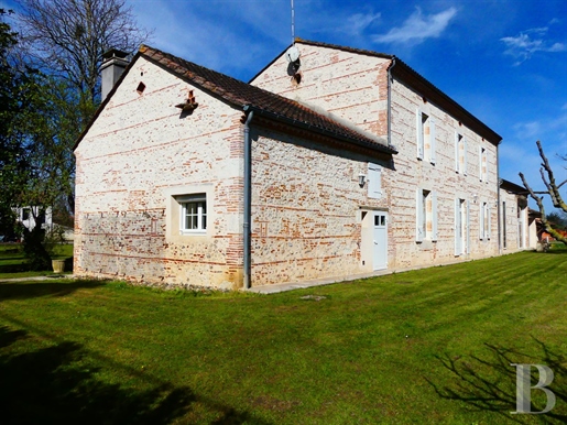 A restored farmhouse and tobacco drying shed in enclosed grounds with grounds and 1 hectare of land