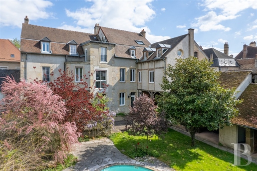 En Bourgogne, à Autun, une vaste maison de ville et son jardin arboré avec piscine.