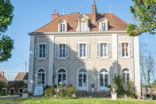 In Côte-d'Or, niet ver van Beaune, dicht bij Seurre en de oevers van de Saône, een landhuis in