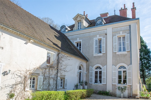 An 18th and 19th century country residence with 3 5 ha of grounds close to Seurre and its banks of t