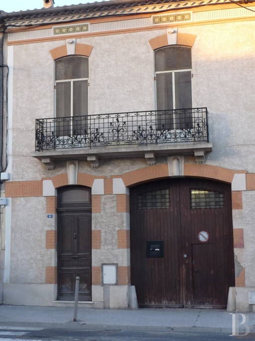 Dans l'arrière-pays de l'Hérault, entre Béziers et Montpellier, une maison vigneronne de ville, avec