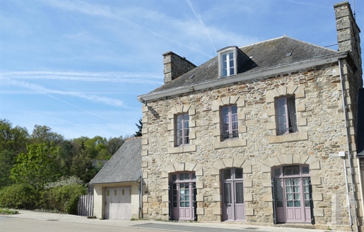 A 19th-century riverside residence in a small picturesque town 20 minutes from Dinan.