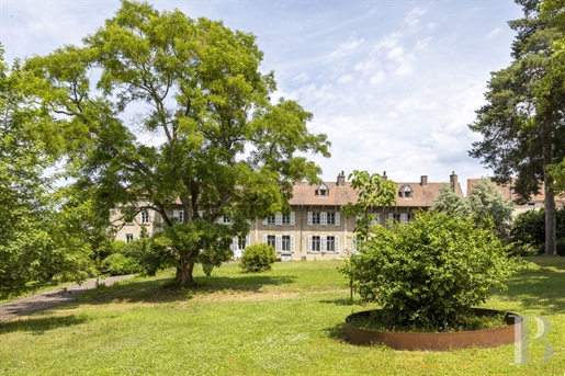 Near Autun, a late 18th-century residence and its wooded park of over 9,000m².