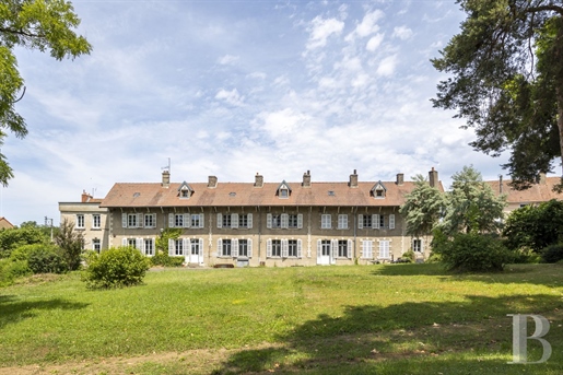 In de buurt van Autun, een huis uit het einde van de 18e eeuw en zijn bosrijke park van meer dan 9.